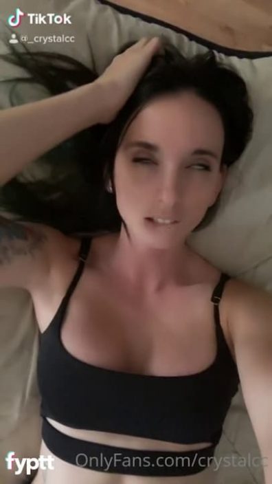 Fitness babe stripping naked and touching her pussy on TikTok
