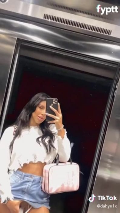 Girl flashes her pussy on TikTok while waiting in the elevator