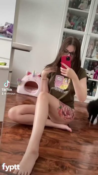 Cool phone trick to show off her tits and pussy on NSFW TikTok