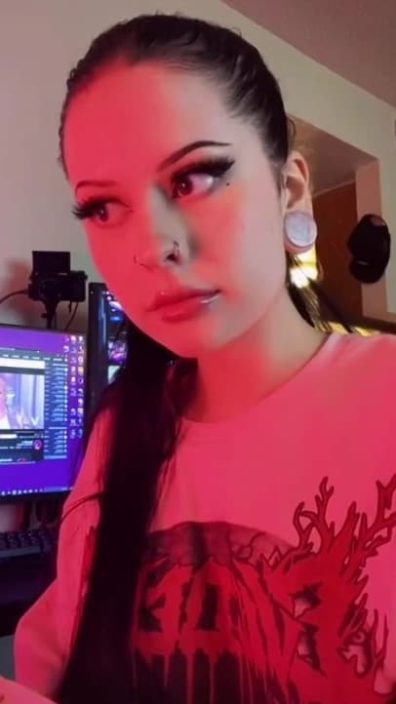 This TikTok beauty is actually a horny thot (with glass dildo masturbation vid at the end)
