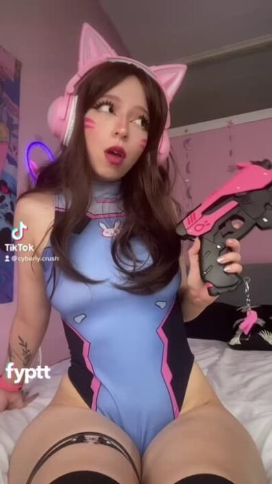 This girl cosplays a horny DVA that loves showing her TikTok pussy