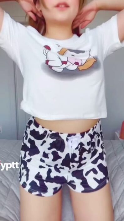 Chubby Asian pulls up t-shirt to show her Asian TikTok tits