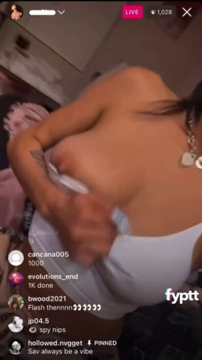 Sav6ixx shows her big nipple slip while singing on Live