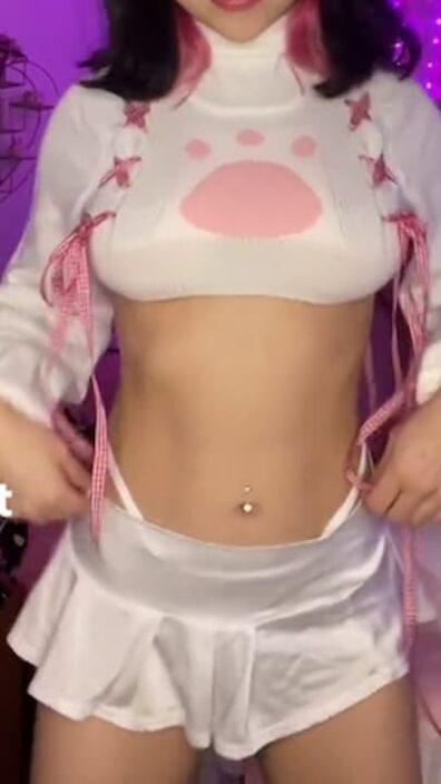 This girl pulls her croptop up without using hands smoothly to show her boobs on TikTok