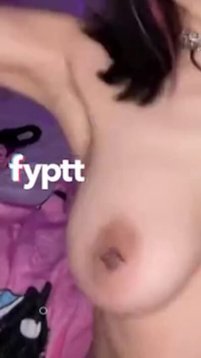 Goth TikTok thot joins this Chinese trend with her naked tits
